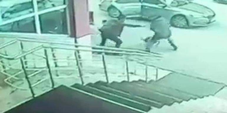 Kaynak İHA Erzurum’un Palandöken ilçesi Kaymakamı Yunus Kızılgüneş ve korumasının