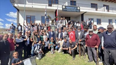 Beşiktaş Kulübü Başkanı Serdal Adalı, Ardahan’ın Beşiktaş köyünde yaptırılan kartal