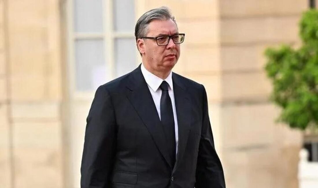 Sırbistan Cumhurbaşkanı Aleksandar Vucic, görevinden istifa ettiğini ve kararı imzaladığını