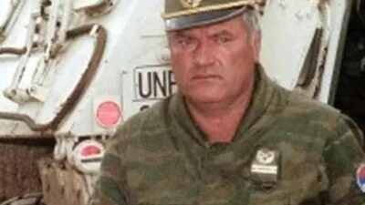 Sırbistan’da skandal! Soykırım suçlusu ‘Bosna Kasabı’nın cenazesini askeri törenle karşıladılar Bosna Hersek’te, 1995 yılında Sırp Ordusu’nun gerçekleştirdiği Srebrenitsa Soykırımı’ndan suçlu