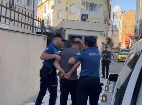 Şişli’de sokaktaki tartışmada Atatürk’e hakaret eden şüpheli yakalandı Olay, saat 14.45 sıralarında Gülbahar Mahallesi’nde meydana geldi. İddiaya göre,