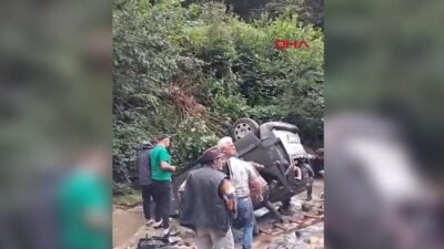 Trabzon Şalpazarı’nda araç dereye yuvarlandı: 3’ü ağır 5 yaralı Trabzon’un Şalpazarı ilçesinde yağmur nedeniyle kayganlaşan yolda kontrolden çıkan hafif
