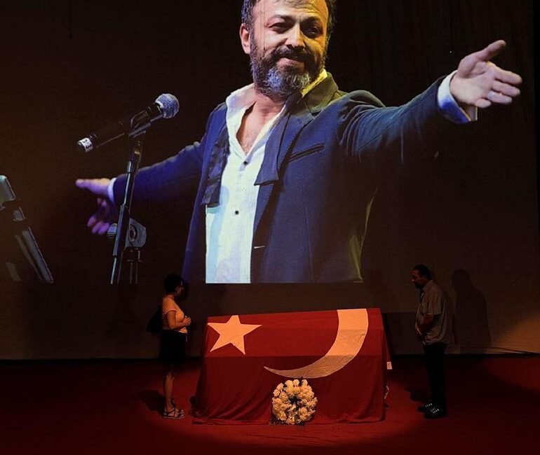 ÜNLÜ OYUNCU SERHAT KILIÇ’A VEDA! İstanbul’da anma töreni düzenlendi Kağıthane’deki evinde ölü bulunan oyuncu Serhat Kılıç için bugün Harbiye