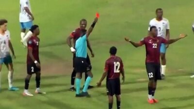 Kaynak İHA Karayipler’de ayağına kadar uzanan saçlarıyla maça çıkan futbolcu
