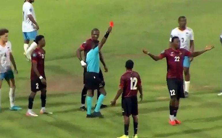 Kaynak İHA Karayipler’de ayağına kadar uzanan saçlarıyla maça çıkan futbolcu