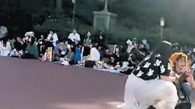 Cep telefonlarından gelen acil durum alarmları ve şehir hoparlörlerinden yapılan