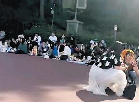 Cep telefonlarından gelen acil durum alarmları ve şehir hoparlörlerinden yapılan