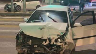 Aksaray’da feci kaza! 4 araç birbirine girdi: 3 yaralı Aksaray’da 3 araç ile bir motosikletin karıştığı zincirleme trafik kazasında