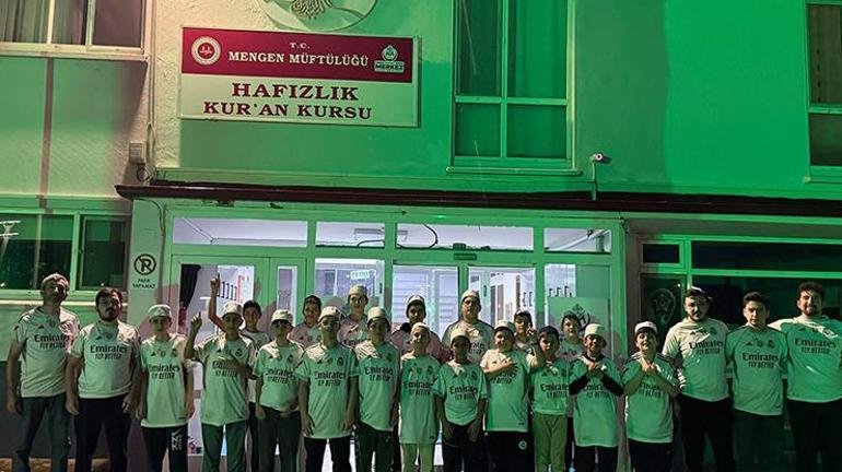 Kaynak DHA Arda Güler, Bolu’daki hafızlık öğrencilerine imzalı forma gönderdi.