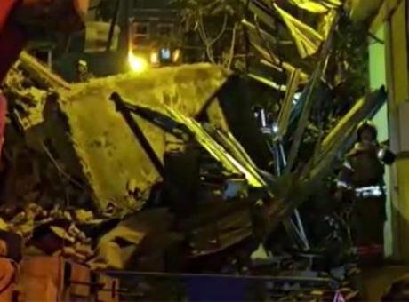 Beyoğlu’nda 5 katlı metruk bina çöktü Beyoğlu’nda 4 katlı binada çökme meydana geldi. Kalyoncu Kulluğu Mahallesi