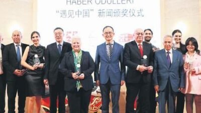 Törende konuşan Çin’in Ankara Büyükelçisi Jiang Xuebin, Türk gazetecilerin Çin’e