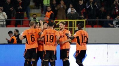 Kaynak Cnnturk.com Paylaş Arca Çorum FK, sahasında ağırladığı Çaykur Rizespor’u