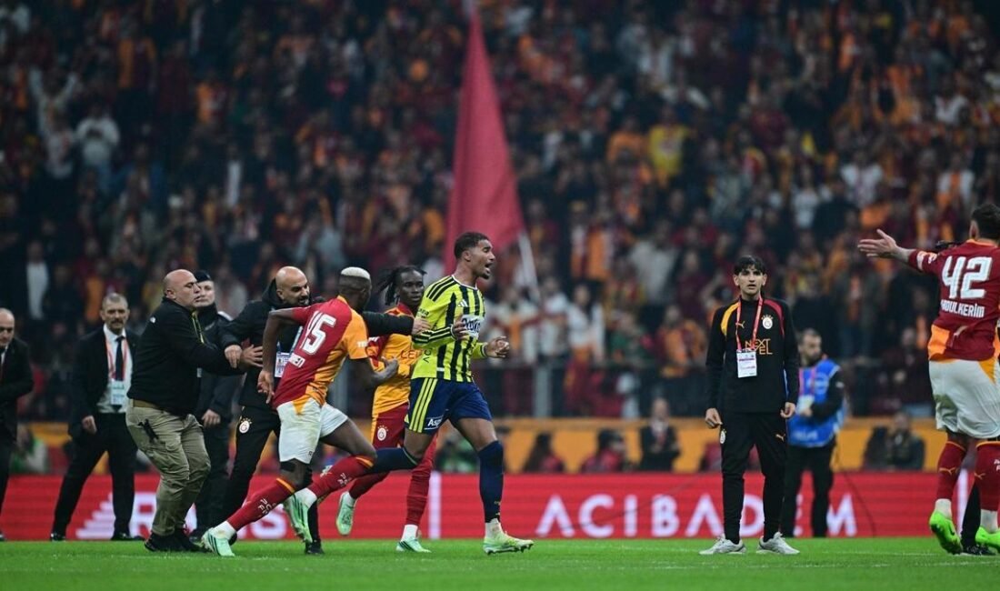 Fenerbahçe’den derbiden çıkan olaylarla ilgili açıklama geldi! Kaynak HABER MERKEZİ Fenerbahçe kulübü, dün akşam Galatasaray ile oynanan