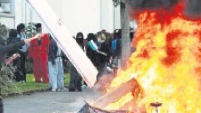 Fransa’da kolluk kuvvetlerinin, eğitim koşullarının iyileştirilmesi talebiyle düzenlenen lise eylemleri