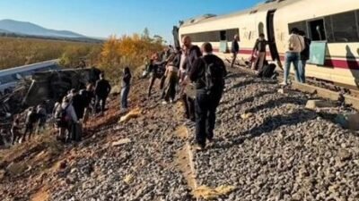 İspanya’daki hızlı tren kazasında bilanço ağırlaşıyor! Başbakan Sanchez, 3 günlük milli yas ilan etti İspanya’nın Toledo kenti çevresinde 2 hızlı yolcu treninin çarpışması sonucu