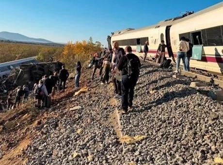 İspanya’nın Toledo kenti çevresinde 2 hızlı yolcu treninin çarpışması sonucu
