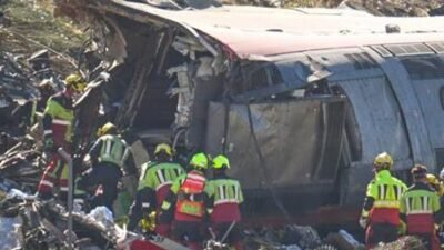 İspanya’da dün yerel saat ile 08:54’te iki hızlı trenin çarpışmasıyla