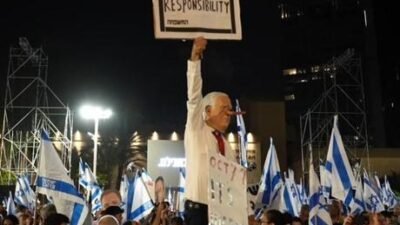 Tel Aviv’deki Rabin Meydanı’nda toplanan on binlerce İsrailli, buradan 10