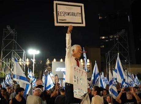 Tel Aviv’deki Rabin Meydanı’nda toplanan on binlerce İsrailli, buradan 10