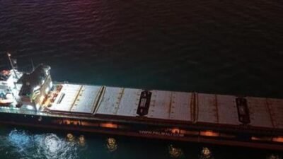 İstanbul Boğazı Kanlıca açıklarında makine arızası nedeniyle demirleyen Saint Kitts
