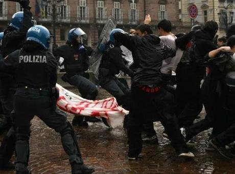 İtalya’dan şiddetli protestolara yeni önlemler: ‘Reşit olmayanlar da gözaltına alınabilecek!’ HABER MERKEZİ/ İtalya’da Milano, Torino ve Bologna da dahil olmak