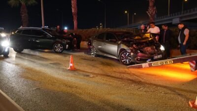 İzmir’de 7 otomobil, 1 motosikletin karıştığı zincirleme kaza: 4 yaralı