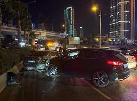 Konak-Bornova yolu Altınyol mevkisinde 7 otomobil ile 1 motosikletin karıştığı