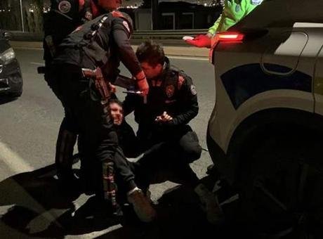Köşk Mahallesi’nde uygulama yapan polis ekiplerinin “dur” ihtarına uymayan hafif