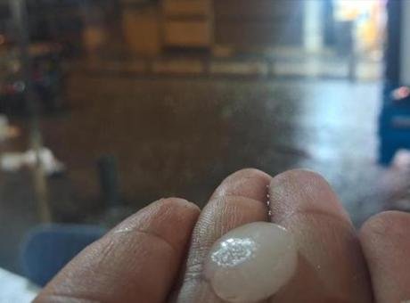 Kilis’te yağmurun ardından aniden bastıran dolu, yolları kısa sürede beyaza