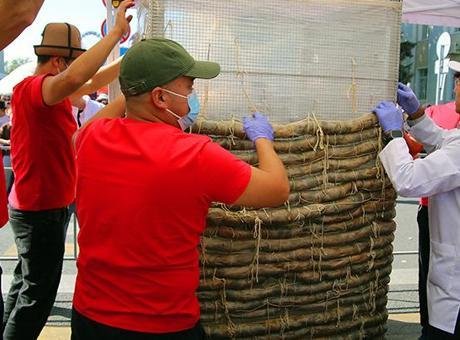 Kırgızistan’da at etinden 120 metreden uzun sucuk yapıldı Kutlamalar kapsamında özel bir şirket tarafından at eti ve at