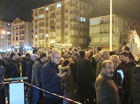 Kocaeli’de kolon ve kirişlerinden ses gelen bina tedbiren boşaltıldı Kocaeli’nin Karamürsel ilçesinde kolon ve kirişlerinden ses geldiği bildirilen 7