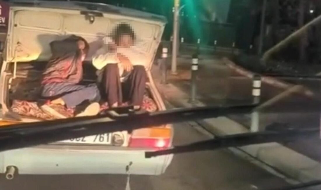 Paylaş Küçükçekmece’de 2 çocuğun otomobilin bagajındaki tehlikeli yolculuğu kamerada Haberlerimizi