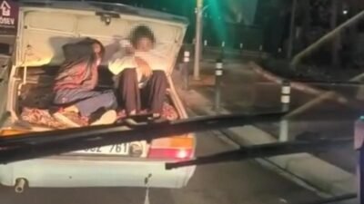 Paylaş Küçükçekmece’de 2 çocuğun otomobilin bagajındaki tehlikeli yolculuğu kamerada Haberlerimizi