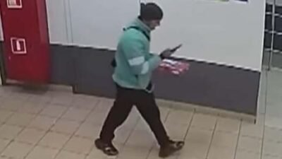 Görüntüler Rusya’da kayda geçti. Siparişi götürmek üzere yolda yürüyen sipariş