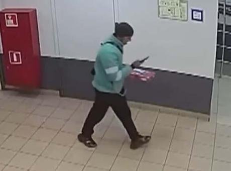Görüntüler Rusya’da kayda geçti. Siparişi götürmek üzere yolda yürüyen sipariş