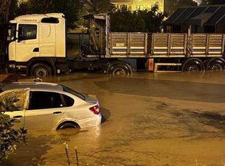 Kocaeli’de etkili olan sağanak nedeniyle bazı dereler taştı, ev ve