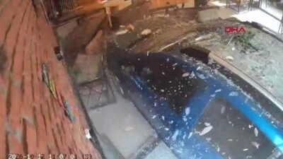 Kaynak CNN TÜRK İstanbul Esenyurt’ta sürücünün direksiyon hakimiyetini kaybettiği otomobil,