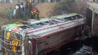 Pakistan’da korkunç kaza: Otobüs şarampole yuvarlandı, 5 kişi öldü Pakistan’ın Pencap eyaletine bağlı Hafizabad bölgesinde yolcu otobüsü şarampole yuvarlandı.