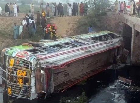 Pakistan’ın Pencap eyaletine bağlı Hafizabad bölgesinde yolcu otobüsü şarampole yuvarlandı.