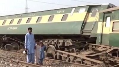 Pakistan’ın Karaçi’den Peşaver’e doğru seyreden tren Peşaver eyaletine bağlı Multan