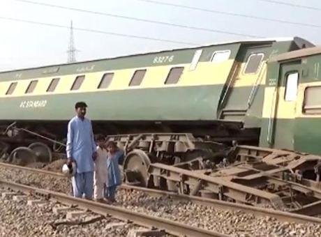 Pakistan’ın Karaçi’den Peşaver’e doğru seyreden tren Peşaver eyaletine bağlı Multan
