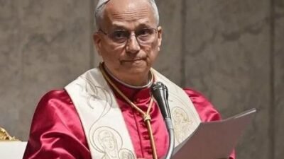 Vatikan’dan yapılan yazılı açıklamada, Papa’nın planlandığı üzere dün ameliyata alındığı