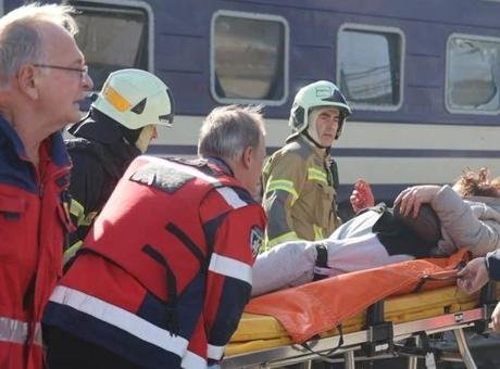 Rusya, Ukrayna’da tren istasyonunu vurdu! Çok sayıda can kaybı ve yaralı var Rusya’nın Ukrayna’ya saldırıları sürüyor. Rus ordusu, Dnipro kentinde trenlerin bulunduğu
