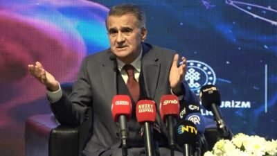 Kaynak İHA Trabzon’da düzenlenen 3. TÜRKSOY Gençlik Forumu’nda gençlerle bir