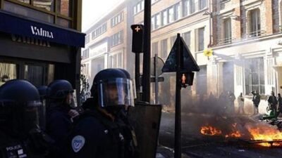 Sokakların alev aldığı Fransa’da yeni karar: Polis sayısı artacak Fransa’nın başkenti Paris’te Ulusal Meclis Genel Kurulunda hükümete soru faslı