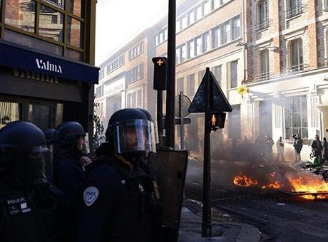 Fransa’nın başkenti Paris’te Ulusal Meclis Genel Kurulunda hükümete soru faslı