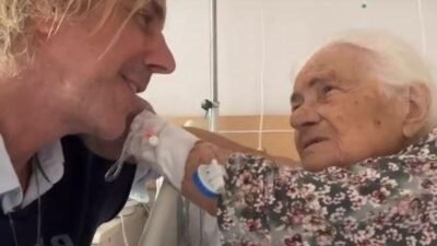 Kaynak Cnnturk.com ‘Yüreğime ektim seni’, ‘Adın bahardı’, ‘Ayrılık’, ‘Beni bırakma’,