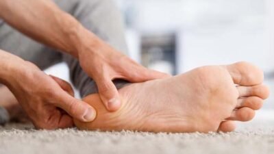 Topuk ağrısı, günlük yaşamda yürümeyi ve uzun süre ayakta kalmayı