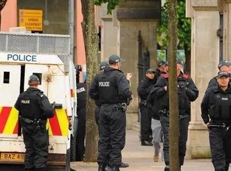 Kuzey İrlanda Polisi’nden (PSNI) yapılan yazılı açıklamada Belfast’taki evde 03.00
