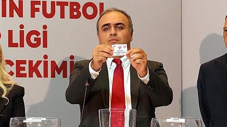 Kaynak AA Paylaş Ural Aküzüm, Türkiye Futbol Federasyonu’ndaki (TFF) yöneticilik